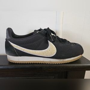 Women's 10 Nike Cortez Black